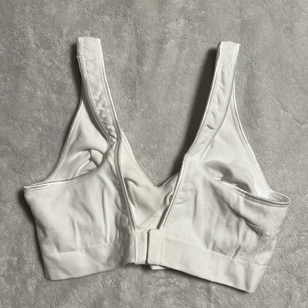 White Everyday Tshirt Bra. Size M. 95% Nylon, 5% Spandex. Very Stretchable. NWOT - Picture 4 of 7